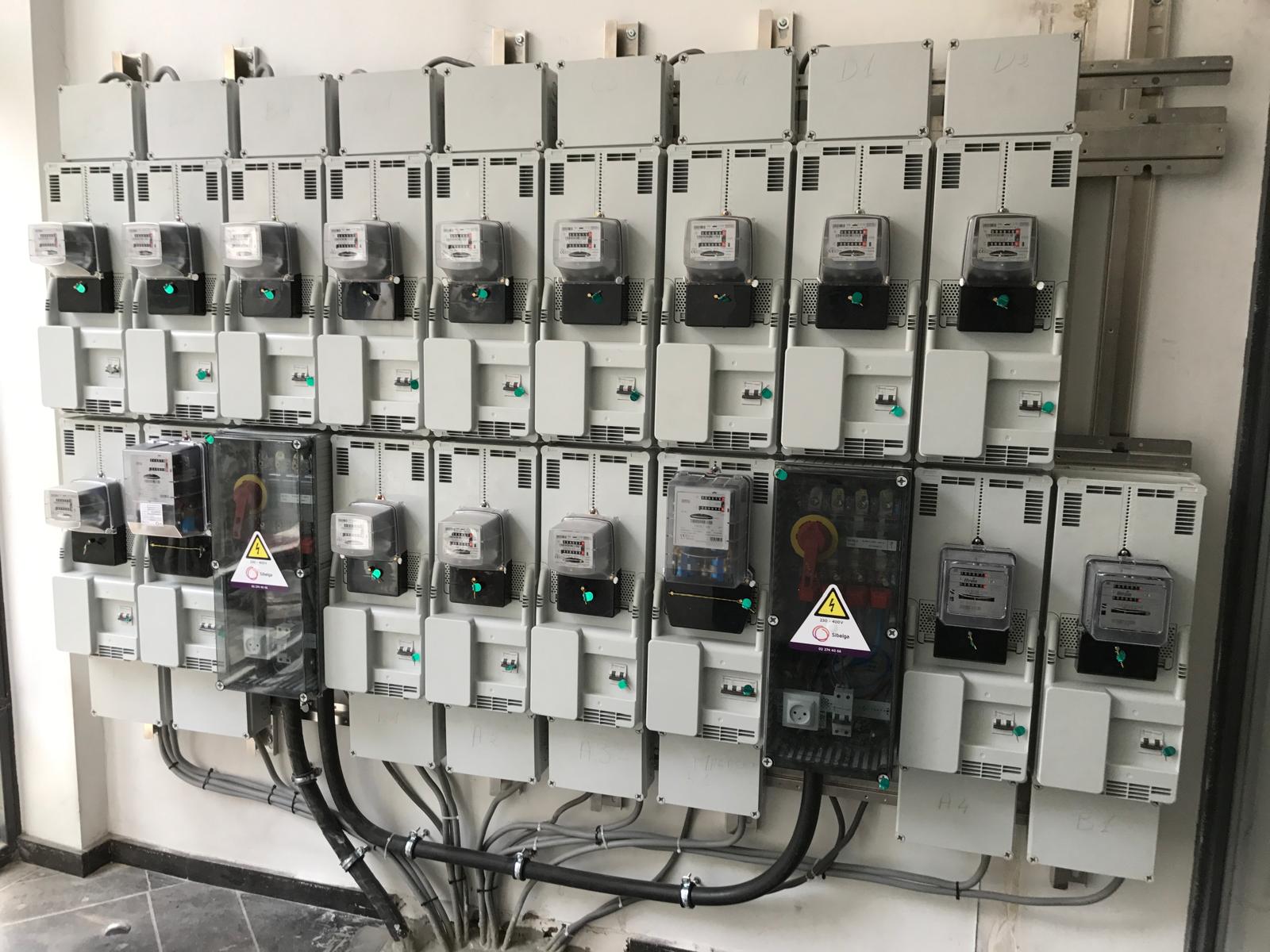 Meterbatterij en elektrische aansluitingen